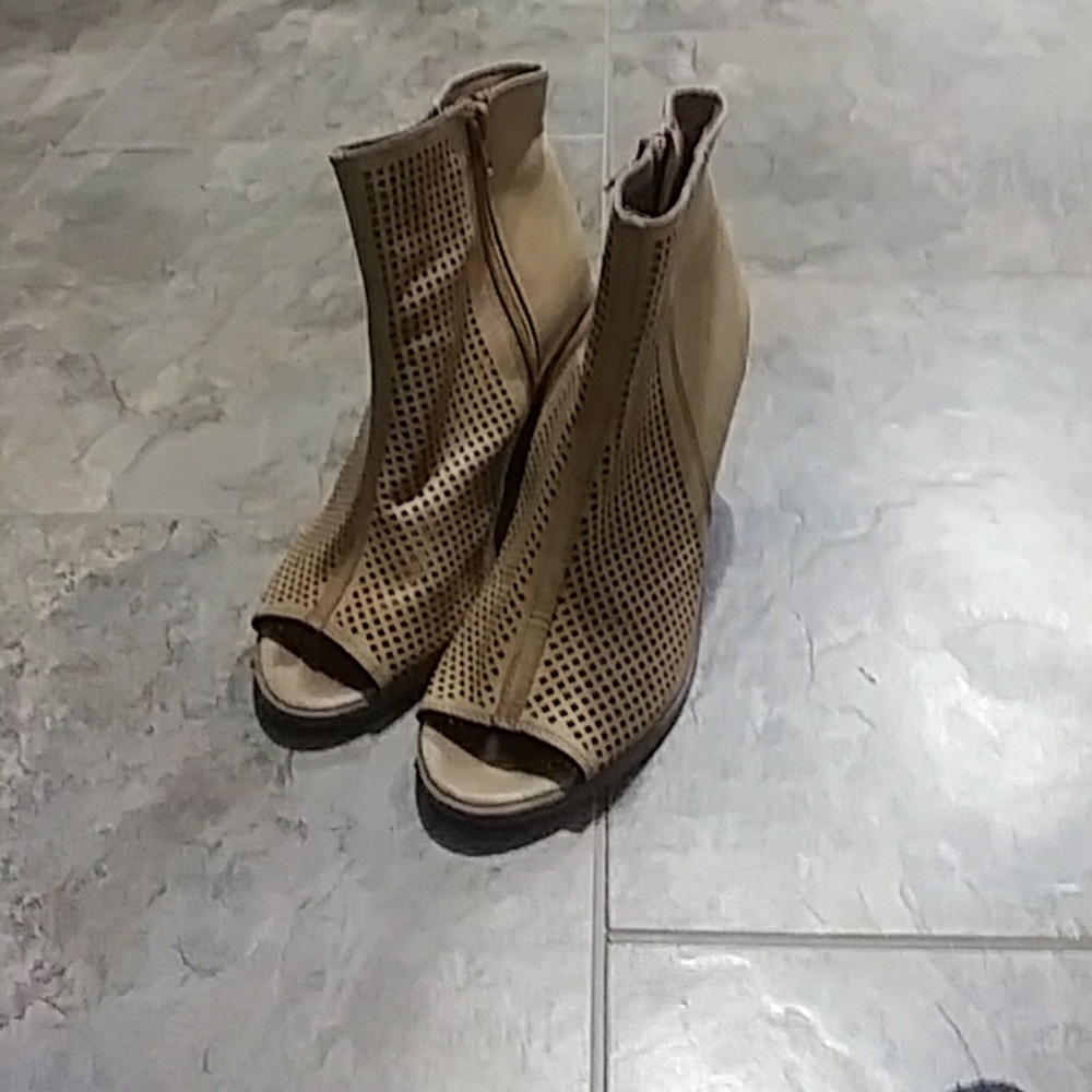 Soda Womens Tan Peep Toe Bootie Size 7.5